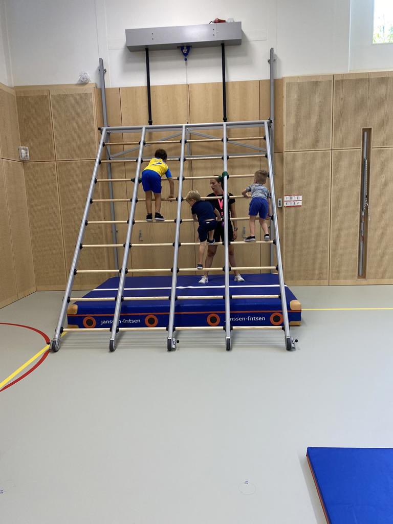 De basis voor een goede motorische ontwikkeling wordt bij ons al jong gelegd. Vanaf gr 1 tot en met gr 8 krijgen de kinderen 2 keer in de week gymles van onze gymleerkrachten Rosanna en Tessa. Zij zijn speciaal opgeleid om afwisselende en uitdagende gymlessen te geven. 🏀 🥅🤸🏽‍♀️🤾‍♀️