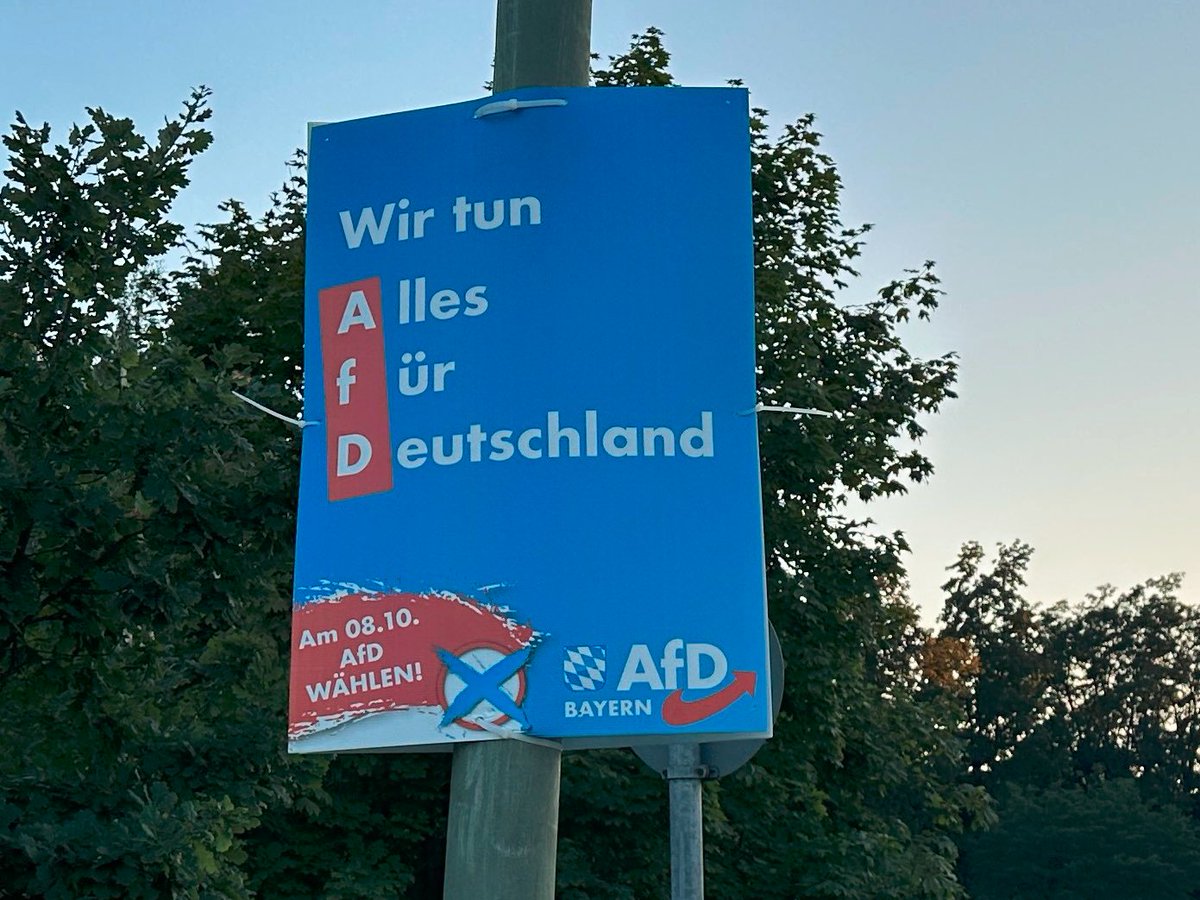 Alter😳 Die #AfD-Passau wirbt auf ihren Plakaten mit einem SA Spruch❗️

Wie viele Beweise wollte ihr noch, dass das ein Nazihaufen ist?

#NazisRaus #AfDNazis