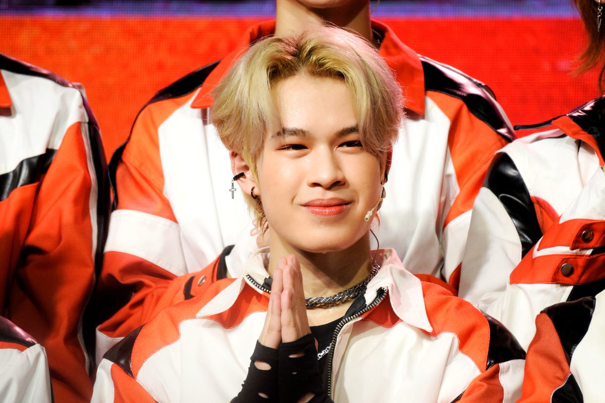 KKlomdee's tweet photo. T_T น่ารักจนใจเจ็บ

#Zolar
#ZOLARDEBUTSTAGE https://t.co/gRnpX34bmo