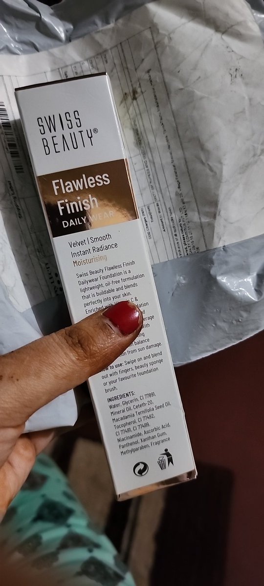 KothariNeetu's tweet photo. @GetSmytten I have ordered hand cream and you sent me foundation. 
What a blander is this? https://t.co/1ZdfFf46jo