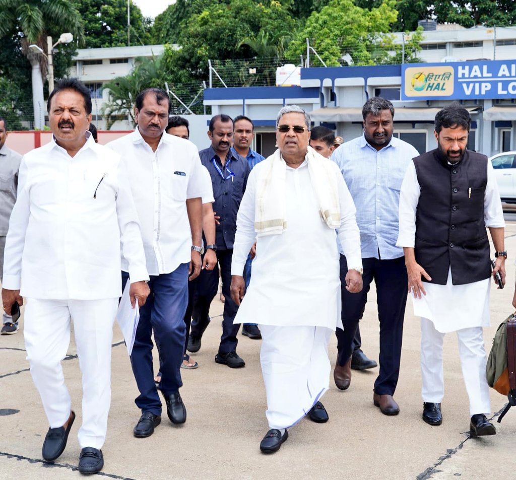 SaleemAhmadINC's tweet photo. ಇಂದು ಹುಬ್ಬಳ್ಳಿಗೆ ವಿವಿಧ ಕಾರ್ಯಕ್ರಮಗಳ ನಿಮಿತ್ತ ಬೆಂಗಳೂರಿನಿಂದ ಮಾನ್ಯ ಮುಖ್ಯಮಂತ್ರಿಗಳಾದ ಶ್ರೀ @siddaramaiah ಅವರೊಂದಿಗೆ ಹೊರಟ ಸಂದರ್ಭ. https://t.co/go2QyKCbAL