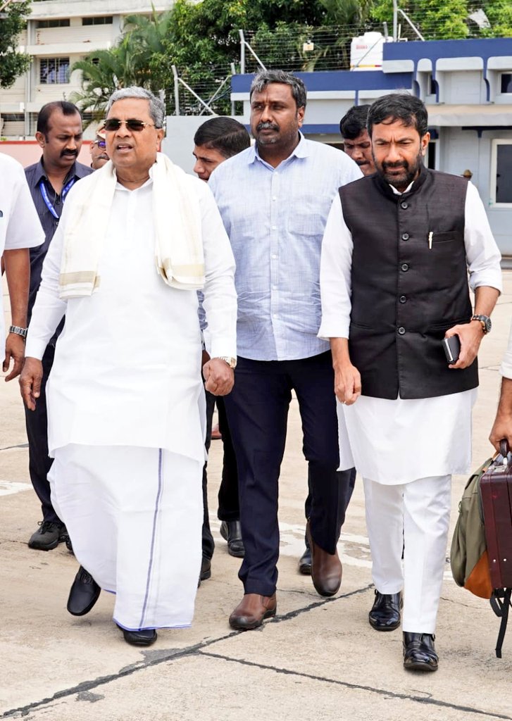 SaleemAhmadINC's tweet photo. ಇಂದು ಹುಬ್ಬಳ್ಳಿಗೆ ವಿವಿಧ ಕಾರ್ಯಕ್ರಮಗಳ ನಿಮಿತ್ತ ಬೆಂಗಳೂರಿನಿಂದ ಮಾನ್ಯ ಮುಖ್ಯಮಂತ್ರಿಗಳಾದ ಶ್ರೀ @siddaramaiah ಅವರೊಂದಿಗೆ ಹೊರಟ ಸಂದರ್ಭ. https://t.co/go2QyKCbAL
