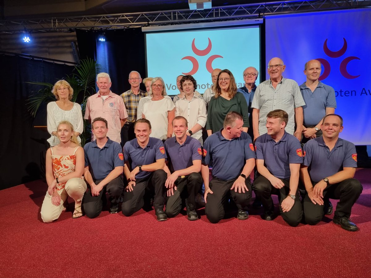 Marjolein Robijn (@marjoleinrobijn) on Twitter photo Hele trotse moeder! Mijn zoon Thijmen won gisteren de <a href="/GemeenteVSN/">Gemeente Voorschoten</a> Voorschoten-award voor Jeugd&sport, voor al zijn uren die hij doorbrengt op <a href="/MHCForescate/">MHC Forescate</a> als trainer en scheidsrechter! Bedankt aan de mensen die hem nomineerden. Thijmen en wij hadden een onvergetelijke avond! Hele trotse moeder! Mijn zoon Thijmen won gisteren de <a href="/GemeenteVSN/">Gemeente Voorschoten</a> Voorschoten-award voor Jeugd&sport, voor al zijn uren die hij doorbrengt op <a href="/MHCForescate/">MHC Forescate</a> als trainer en scheidsrechter! Bedankt aan de mensen die hem nomineerden. Thijmen en wij hadden een onvergetelijke avond!