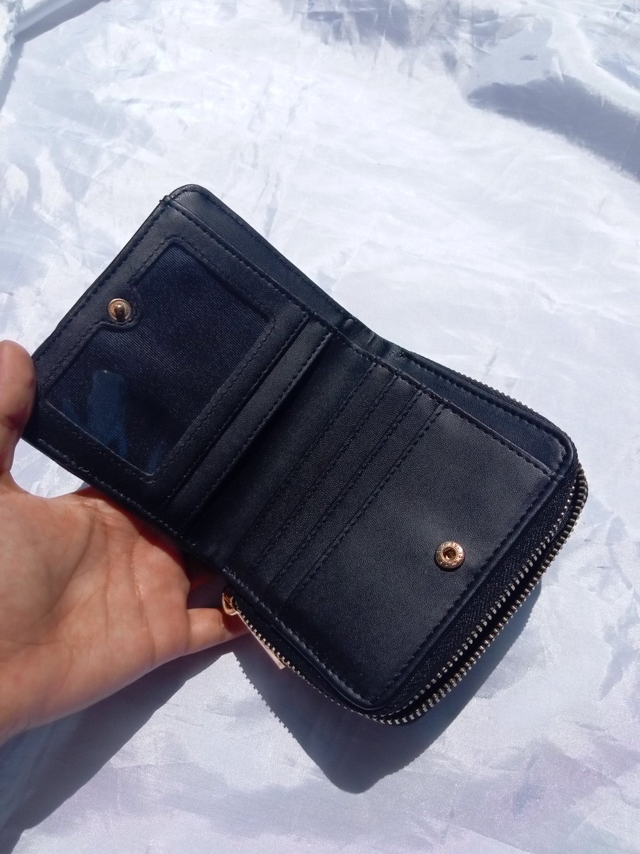 fxtrxxn's tweet photo. Setelah menyelami semua store dompet buat nyari dompet yang sesuai sama model yang aku mau, akhirnya ketemu juga.

Dompet mini, muat banyak, harganya cuma 100rban👌🏼 https://t.co/leU98acdGl