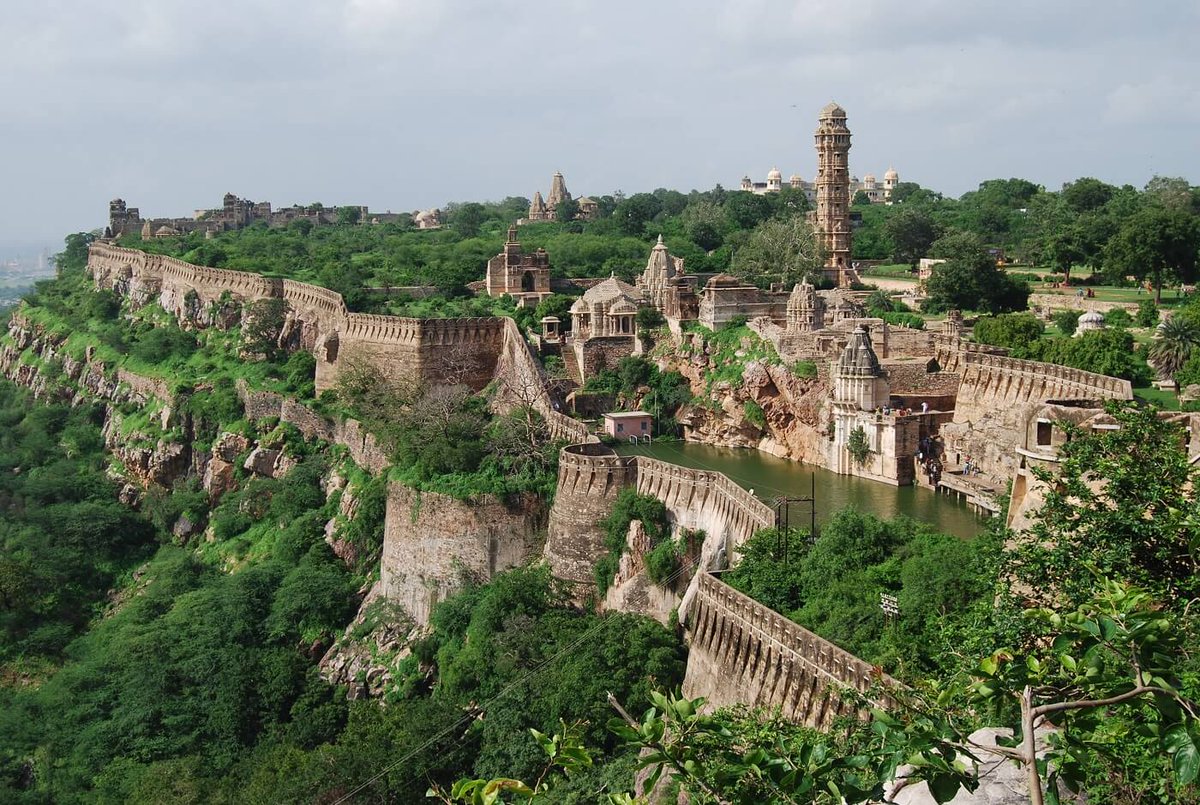kimora72636's tweet photo. India's forts are living history. From Rajasthan's grandeur to Maharashtra's coastal wonders, they tell tales of valor and culture. Explore these timeless treasures! 🏰🇮🇳 #IndianForts #Heritage #Travejar #Indiatours #india 

https://t.co/9OZVlnZbHv https://t.co/ytD3SmNho2