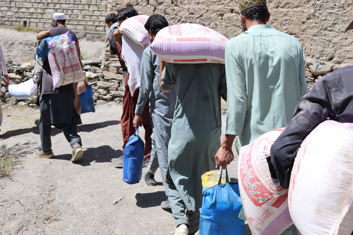 KpAlkhidmat's tweet photo. چترال اپر: سیلاب سے متاثرہ خاندانوں میں فوڈ پیکجز تقسیم کئے گئے۔
سیلاب زدہ علاقوں میں امدادی سرگرمیوں جاری ہیں۔
#disaster #food #relief #charity #AlkhidmatFoundation #chitralupper #humanity https://t.co/H8CYA2hr3v