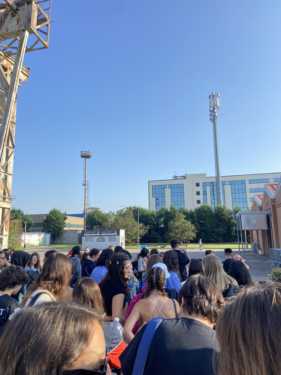 stanno facendo l’appello come se fossimo al concerto di harry styles #carroponte #tananai