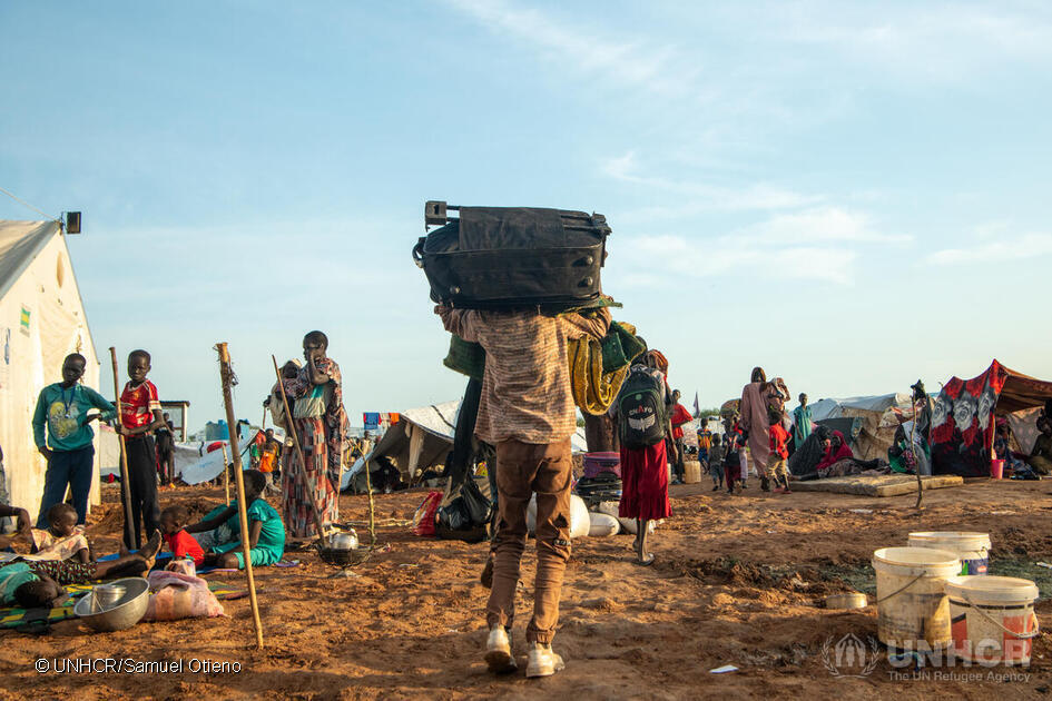 Refugees's tweet photo. A son helps his parents carry their belongings.

A sister holds her brother.

A father sits down with his kids after a long journey.

A mother builds a shelter for her family.

These are just four out of +248,000 people who have arrived in South Sudan, fleeing conflict in Sudan. https://t.co/BkqEfJzu3R