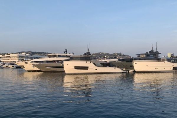 Salons d'Automne 2023, les nouveautés parmi les vedettes de plus de 13 m 
👉 bateaux.com/article/43847/…