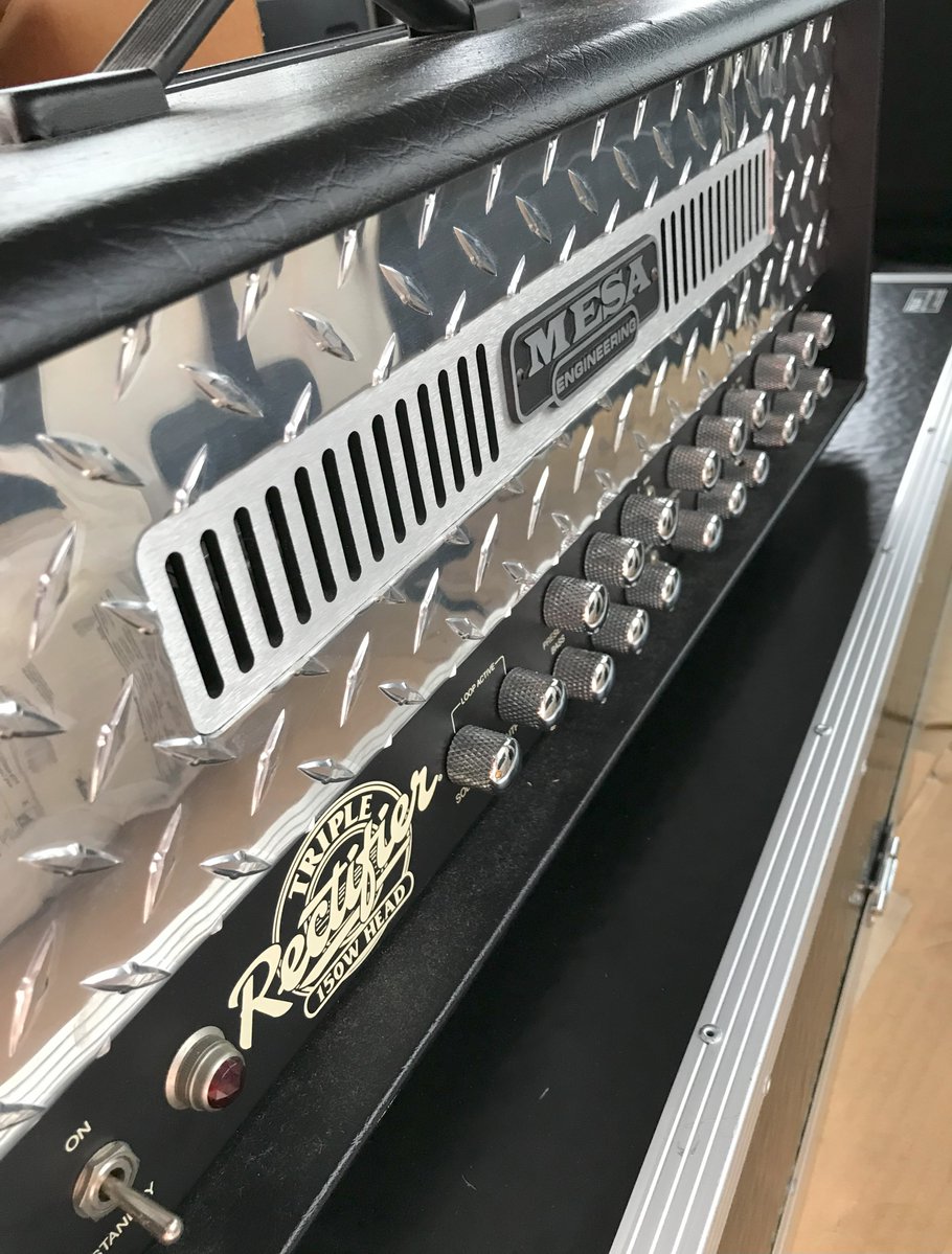 hardoff_econos's tweet image. 毎度様です！先日にご予約頂いたお客様から、ハイゲインディストーションサウンドが持ち味のMesa Boogie製アンプヘッドを買取致しましたッ！こちらは100Ｗ対応のDualから、150Wに対応したTriple Rectifier。パワー/プリ共に真空管を搭載したフルチューブアンプです♪ #Mesa #TripleRectifier #ハドフ
