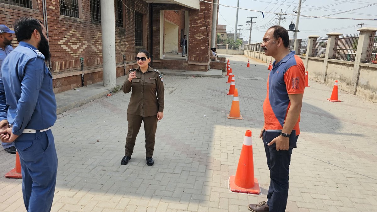 CtoGujranwala's tweet photo. سی ٹی او گجرانوالہ عائشہ بٹ کا ڈرائیونگ لائسنسنگ سنٹر کامونکی اور ڈرائیونگ سکول کامونکی کا وزٹ۔ ڈرائیونگ ٹیسٹ کے طریقہ کار کا جائزہ اور ڈرائیونگ کلاسز فوری طور پر شروع کرنے کی ھدایت
#RPOGujranwala #CPOGujranwala #Trafficpolicepunjab #kamoki #DrivingSchool #drivinglicense https://t.co/4GUYi7hhDS