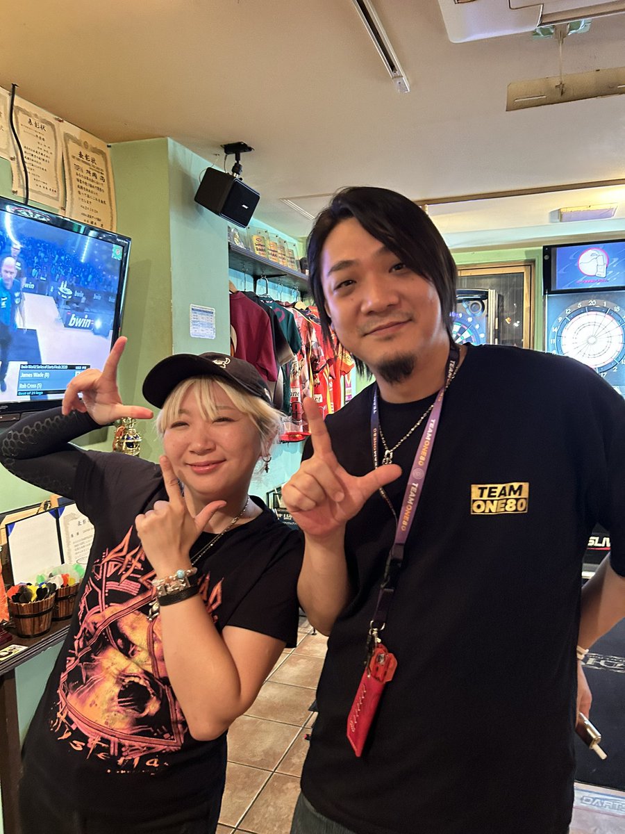 TresFlechas1's tweet photo. 昨日はお客様のはからいで世界チャンピオンの鈴木未来選手にご来店して頂き大賑わいでした✨

フライトにサインを頂いたので、スタッフまでお尋ねください😊

#lstyle
#lflight
#エルフライト https://t.co/zu5gSdq9A3