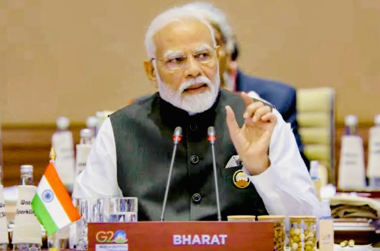 wrs124's tweet photo. G20 शिखर सम्मेलन के उद्घाटन पर, पीएम मोदी की नेमप्लेट #भारत का संदेश भेजती है !

भारत बनाम भारत विवाद के बीच एक कड़ा संदेश देते हुए, जी20 शिखर सम्मेलन की शुरुआत करते समय प्रधान मंत्री नरेंद्र मोदी के सामने लगी नेम प्लेट पर "भारत" लिखा हुआ था। https://t.co/Zn1JjcV32I