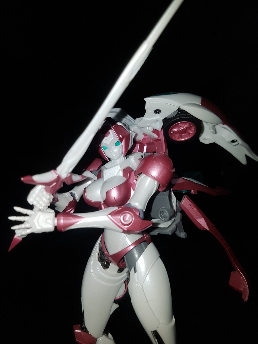 TheLocalBard's tweet photo. Nicee is nice to take pictures of. Love the reflective eyes she's got.
#Transformers #EX01Nicee #Nicee #ToyPhotography @Phoenix_BFB https://t.co/08L2WTHFnn