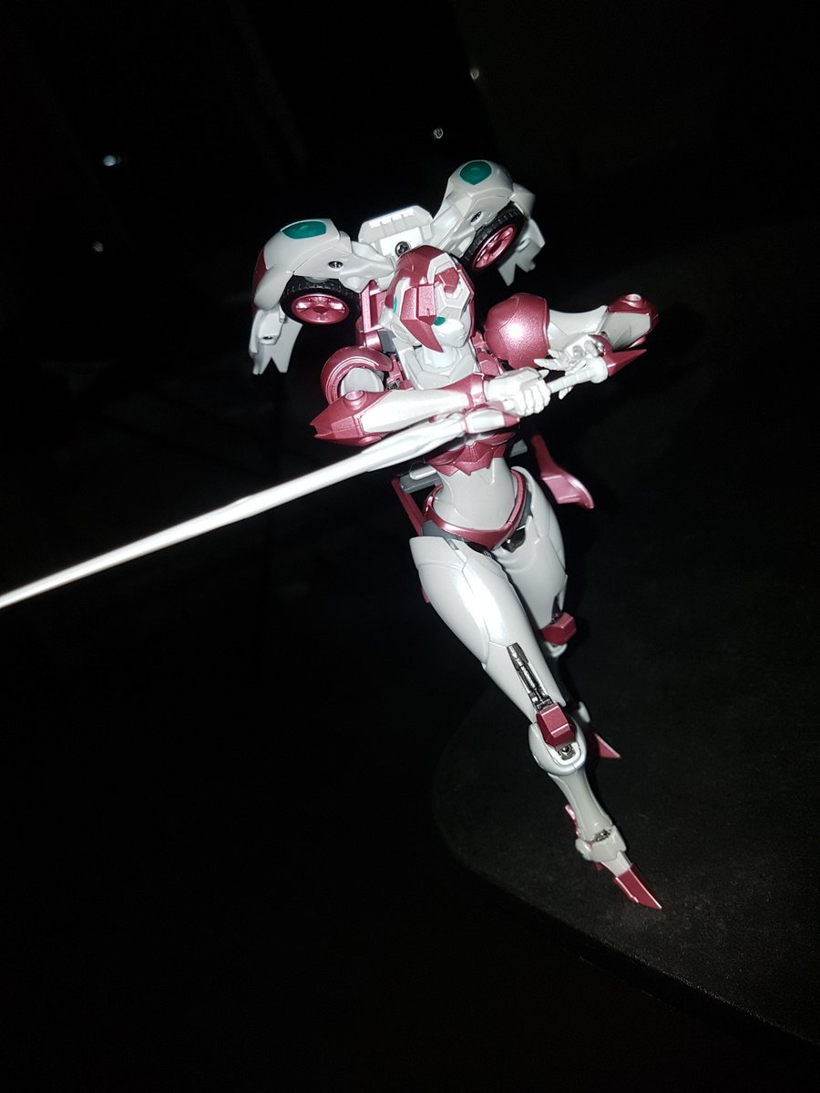 TheLocalBard's tweet photo. Nicee is nice to take pictures of. Love the reflective eyes she's got.
#Transformers #EX01Nicee #Nicee #ToyPhotography @Phoenix_BFB https://t.co/08L2WTHFnn