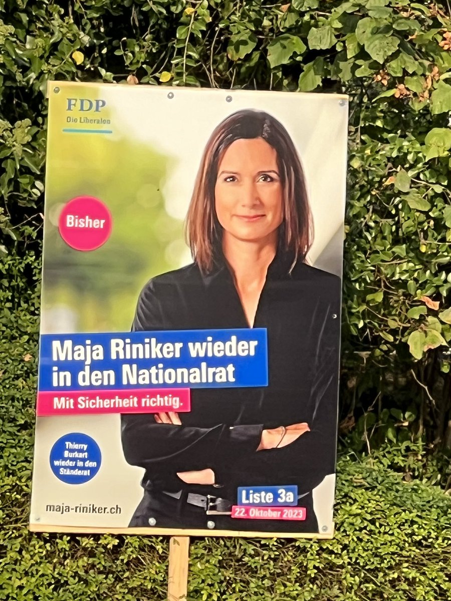 Gedanken zu Plakaten.
„Schöne Farben, schön gestaltet, eine sehr photogene Frau… aber was steht da im Text? Wart, ich halt das Auto schnell an zum Lesen: Ah, @MajaRiniker wieder in den Nationalrat.“