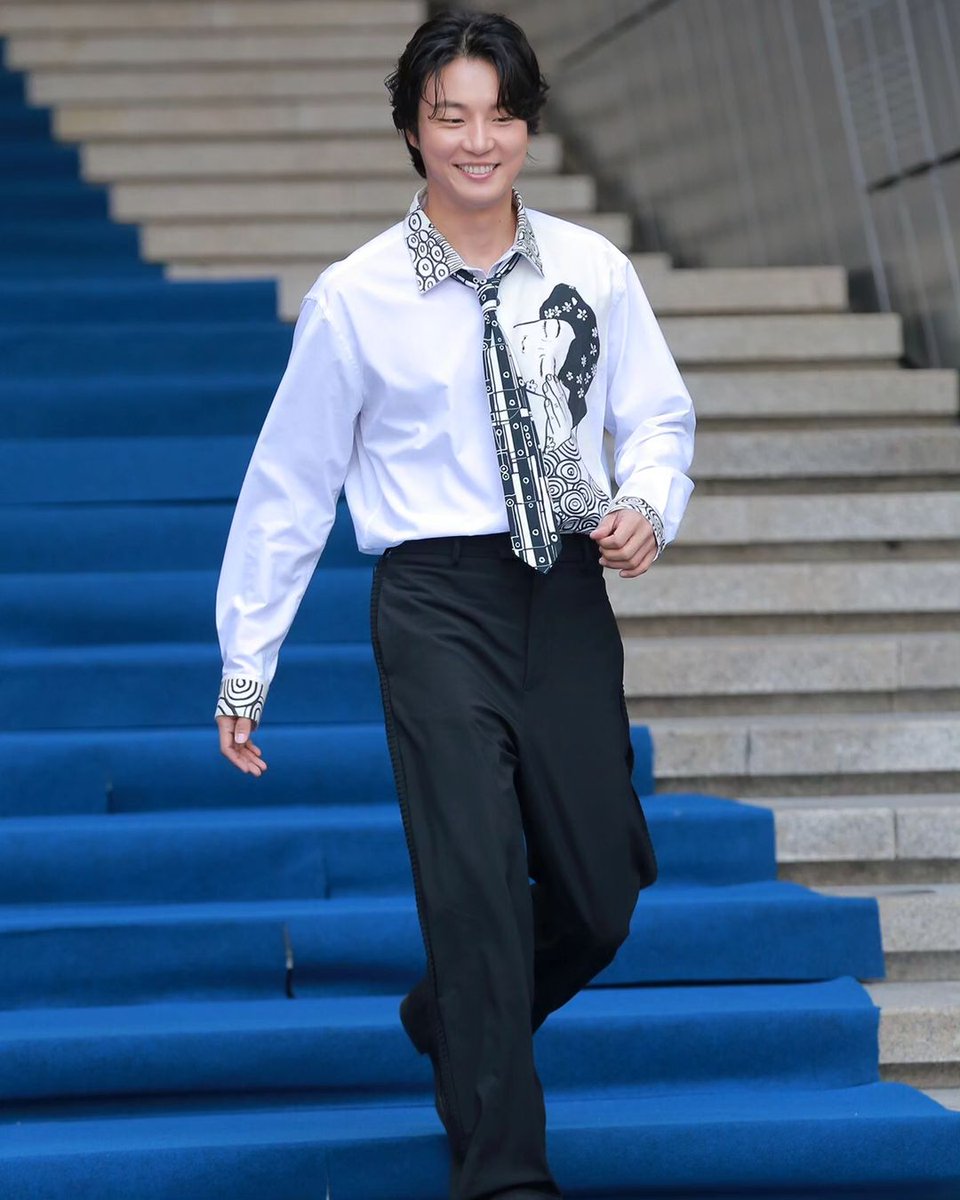 OMG he's so handsome.ᐟ❤️‍🔥😱✨🥰🤩😘🫰🫶💛💖
 The '2024 S/S Seoul Fashion Week' Lee Sang-bong collection photo wall event. (2023.09.09)
n.news.naver.com/entertain/arti…?
#윤시윤 #YunSiYun #yoonsiyoon 
#yoonshiyoon #尹施允 #ユンシユン 
#LoudAndProudFanOfYSY🙋‍♀️ 
#moa_ent #모아엔터테인먼트