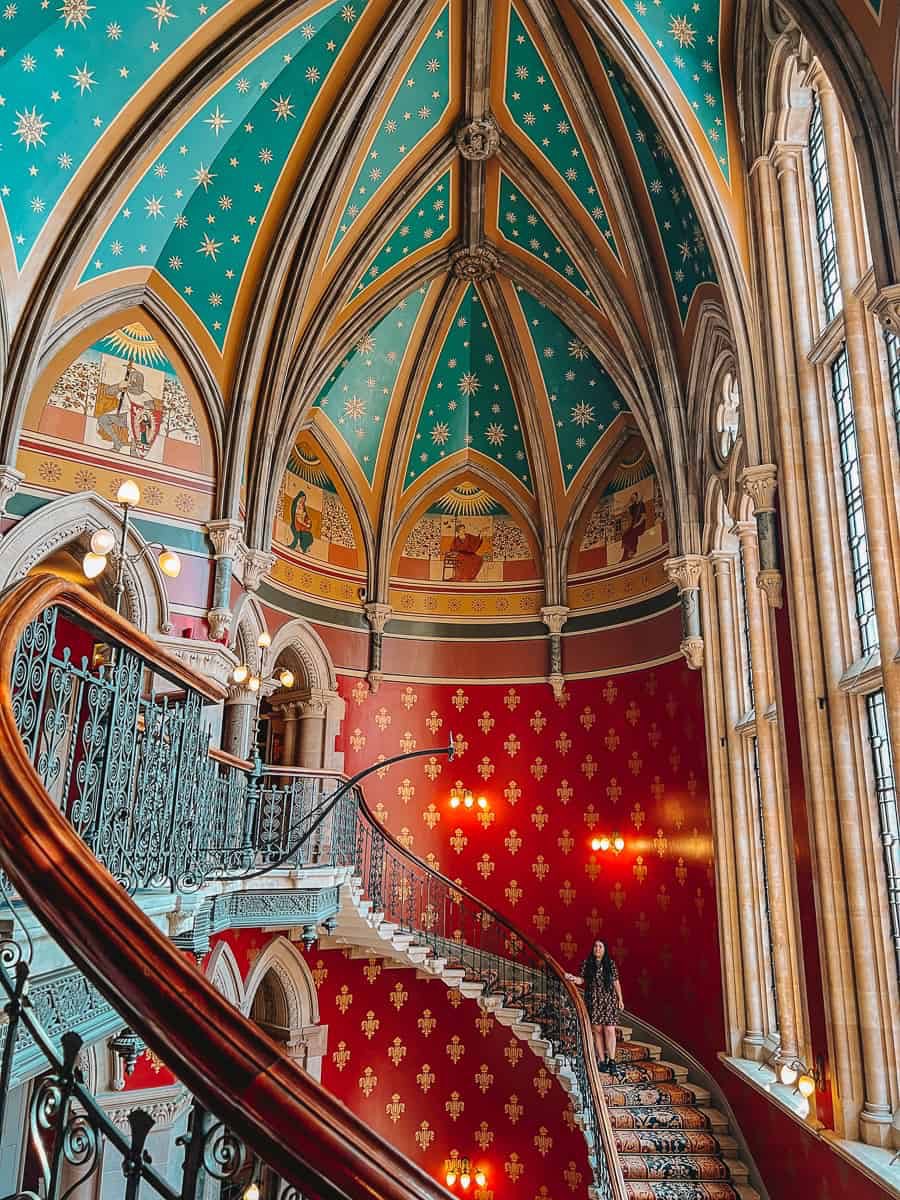 Hotel St. Pancras Renaissance, Londres, Inglaterra. 
#Curiosidades 

Sabías que Pancras o Pancracio es venerado popularmente como el santo patrón de los niños, el trabajo y la salud. Sus efigies se pueden encontrar en muchos bares, restaurantes y otros negocios.

La leyenda