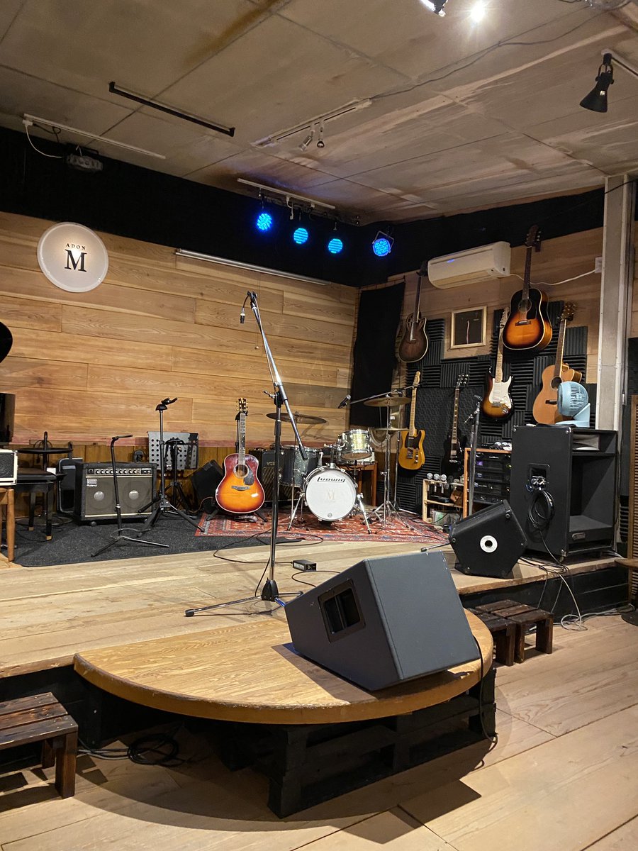 yama_shin_n's tweet photo. ささっといい音作ってもらえ、早めにリハ終わりました。
ガレージ風の建物の中は素敵なライブハウス。
本番が楽しみです。
#adonspacem #桑名ライブハウス https://t.co/q71udI8Psy