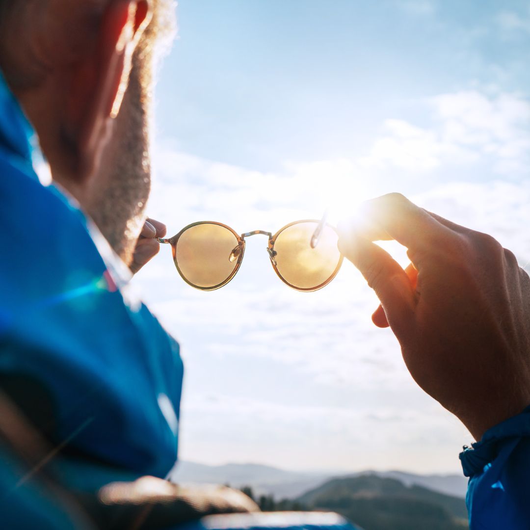 Wherever you're enjoying the sun, you can't beat a classic pair of Ray-Bans! You'll find brand new ones as well as a huge selection of designer watches in our auction of almost 250 lots. ️ Ends Monday at 13:00: hubs.li/Q021B8bf0 #onlineauctions #sunglasses #rayban