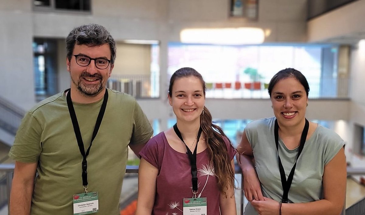 Goodbye #dzg23, goodbye Kassel! 

It was so exciting to sneak peak into all the realms of zoological research and to represent the Behavioural Biology section (with Sabine Kraus and @fernandez_ahana)!

See you all next year in Hohenheim!