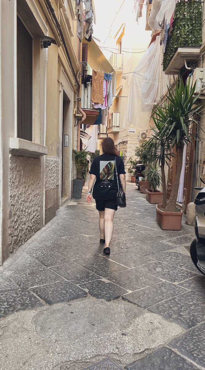 Finally well deserved holidays, me in my <a href="/NDNU_TOKYO/">©︎NILDUENILUNTOKYO</a> shirt and my white legs 🙈🙈🙈