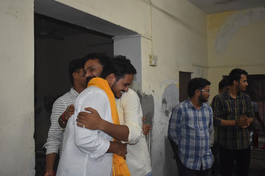 iSinghShashank's tweet image. संकल्प बोल के, हम तो निकल पड़े
हर द्वार खोल के, गगन कहे 
विजयी भवः
विजयी भवः

@ASHISHSINGHABVP