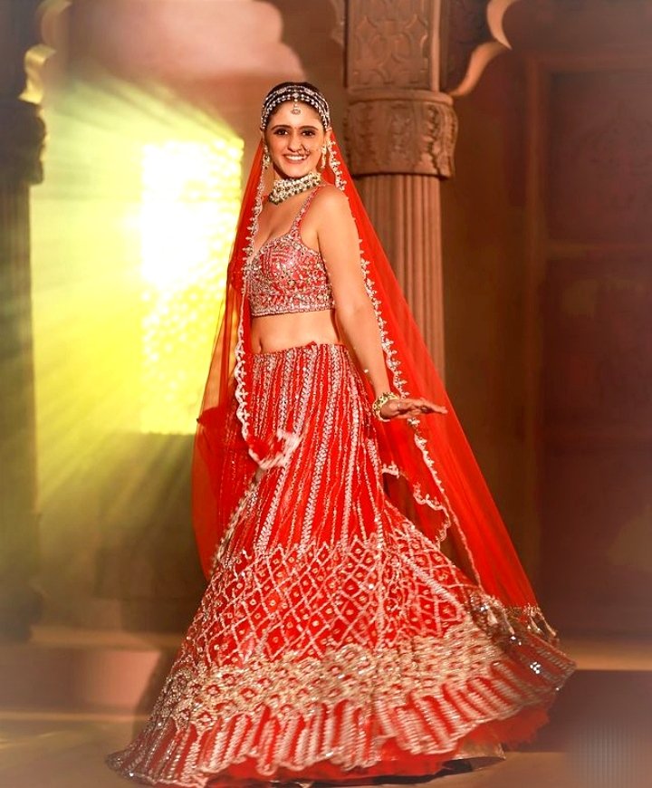 What a beautiful Suprise Miss. Singh ❤️#AyeshaSingh
You are looking Super gorgeous in this bridal outfit ❤️😍