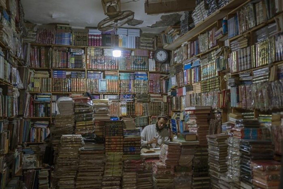 artinsociety's tweet photo. I’m sure that none of you do this ~ but there’s a word that describes the secret habit of acquiring books and then letting them pile up without necessarily ever reading them ~ it’s the Japanese word “tsundoku” (AP Photo/Petros Giannakouris) https://t.co/o94iQM3ZSf