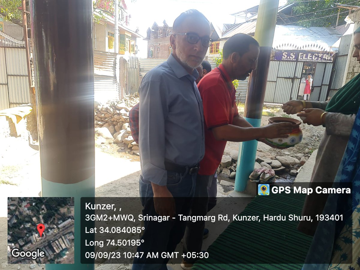 MCKunzer's tweet photo. #MeriMatimeraDesh 
Door to Door collection of Mati &amp; Rice from Ward No.01 of Municipal Commttee Kunzer.
#ULBkmr
#DCbla https://t.co/YHgDhyrq87