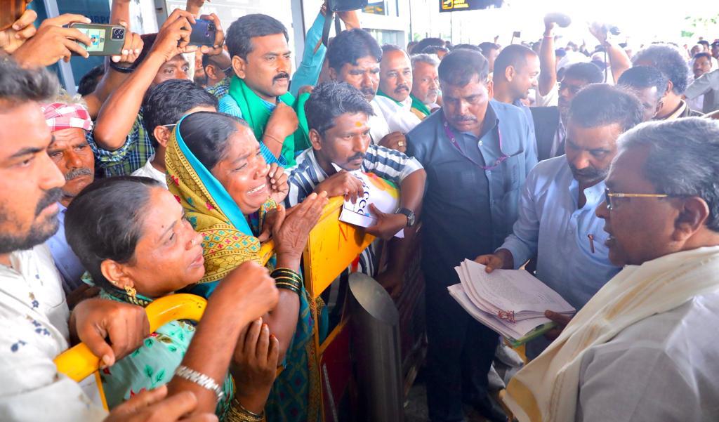 CMofKarnataka's tweet photo. ಇಂದು ಧಾರವಾಡದಲ್ಲಿ ನಡೆಯಲಿರುವ ಕೃಷಿ ಮೇಳಕ್ಕೆ ತೆರಳುವ ಮಾರ್ಗ ಮಧ್ಯೆ ಹುಬ್ಬಳ್ಳಿಯಲ್ಲಿ ಮುಖ್ಯಮಂತ್ರಿ @siddaramaiah ಅವರು ಸಾರ್ವಜನಿಕರ ಅಹವಾಲು ಸ್ವೀಕರಿಸಿ, ಆದ್ಯತೆ ಮೇರೆಗೆ ಅವುಗಳನ್ನು ಬಗೆಹರಿಸಿಕೊಡುವುದಾಗಿ ತಿಳಿಸಿದರು. https://t.co/p2esB16wCz