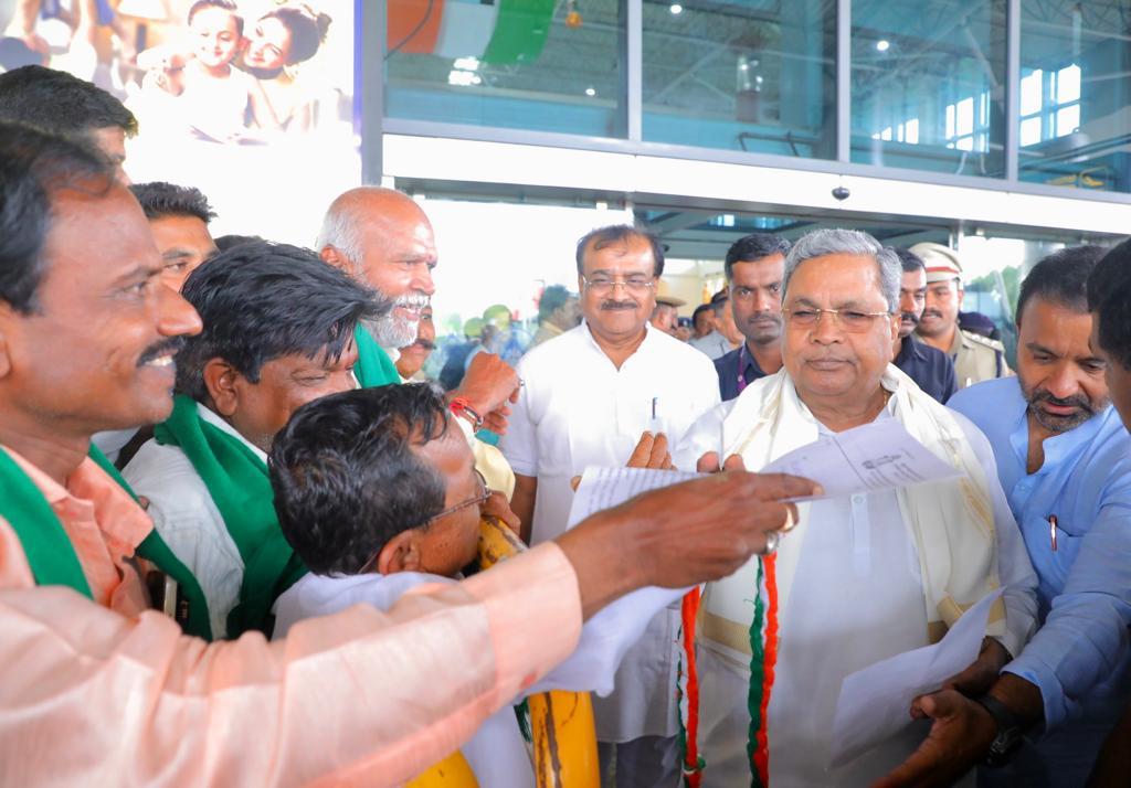 CMofKarnataka's tweet photo. ಇಂದು ಧಾರವಾಡದಲ್ಲಿ ನಡೆಯಲಿರುವ ಕೃಷಿ ಮೇಳಕ್ಕೆ ತೆರಳುವ ಮಾರ್ಗ ಮಧ್ಯೆ ಹುಬ್ಬಳ್ಳಿಯಲ್ಲಿ ಮುಖ್ಯಮಂತ್ರಿ @siddaramaiah ಅವರು ಸಾರ್ವಜನಿಕರ ಅಹವಾಲು ಸ್ವೀಕರಿಸಿ, ಆದ್ಯತೆ ಮೇರೆಗೆ ಅವುಗಳನ್ನು ಬಗೆಹರಿಸಿಕೊಡುವುದಾಗಿ ತಿಳಿಸಿದರು. https://t.co/p2esB16wCz