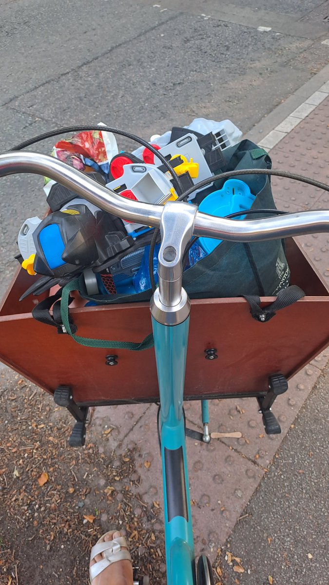 We are getting ready to start the day <a href="/OpenCambridgeUK/">Open Cambridge</a> with a #cargobike full of toys!

#toyswap #Eddington
