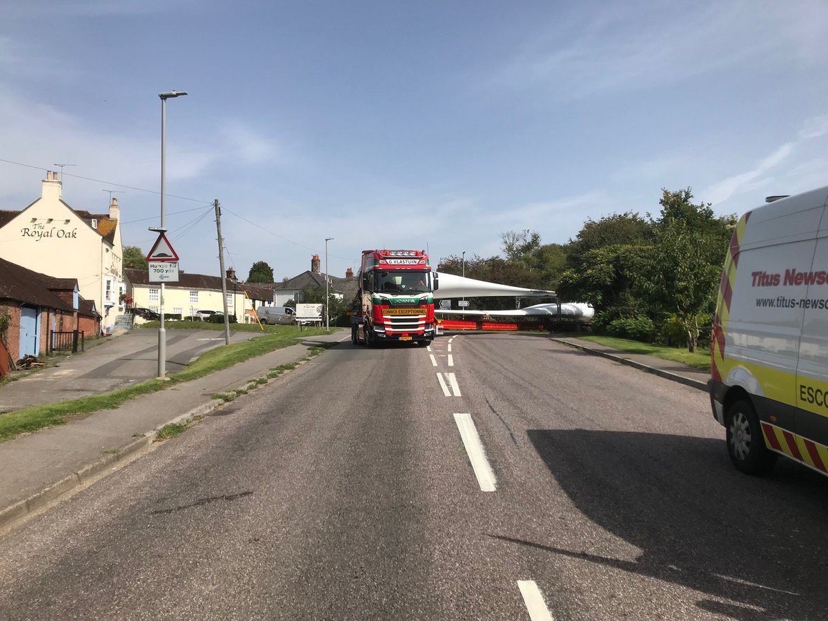 DorsetTraffic's tweet photo. Morning!

We regularly assist hauliers moving large loads in Dorset as law requires - but Wednesday was different.

6 turbine blades from #Ringwood to #BereRegis over 3 extra long HGVs

Thank you for your patience if you were held up https://t.co/VNZAdk1Q0K