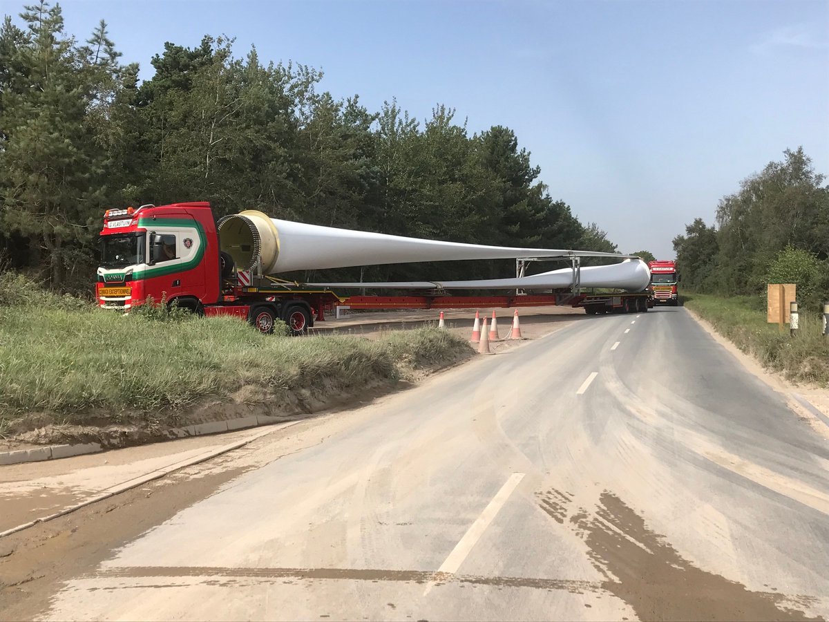 DorsetTraffic's tweet photo. Morning!

We regularly assist hauliers moving large loads in Dorset as law requires - but Wednesday was different.

6 turbine blades from #Ringwood to #BereRegis over 3 extra long HGVs

Thank you for your patience if you were held up https://t.co/VNZAdk1Q0K