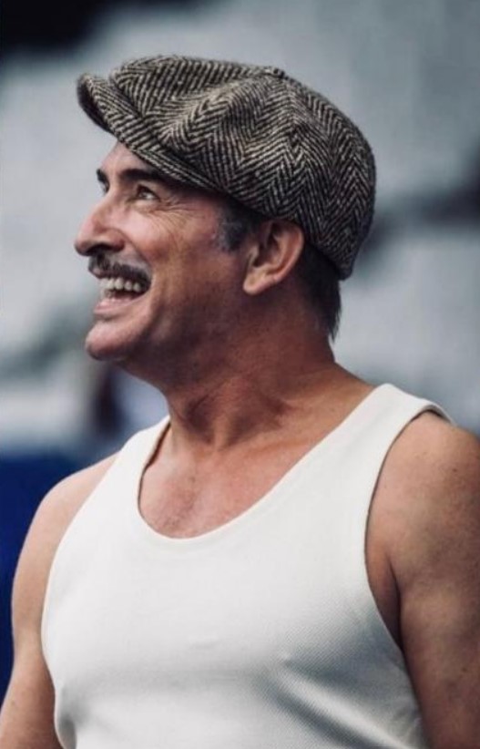 #JeanDujardin en boulanger français hier à la cérémonie d'ouverture de la #CoupeDuMondeDeRugby.

Yeux rieurs, large sourire, joie de vivre à la française, un personnage qui paraît surgir à la fois de nos souvenirs et d'un roman de Pagnol. 

La gauche qui défend la présence des