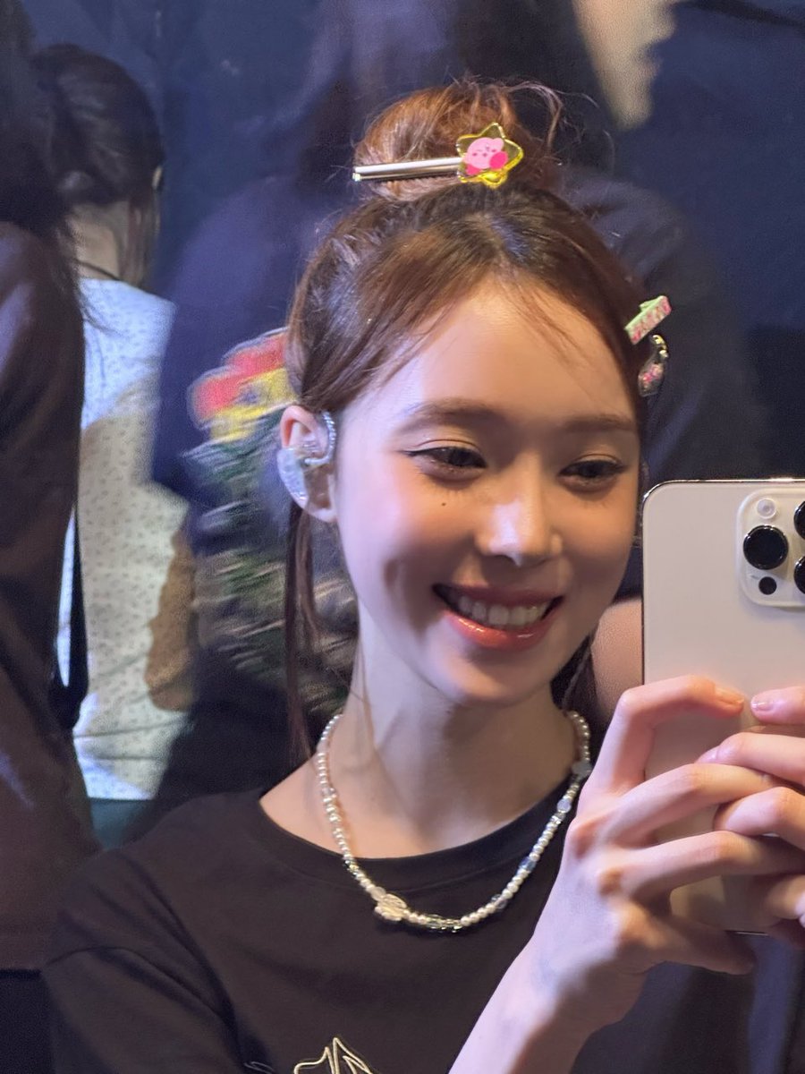 winrina_bbl's tweet image. ⭐️💭 230909
[4:38pm KST/ 1:38am CST]

“I took it while everyone was busy”

“But I don’t remember why was I laughing…”

“The reason that I’m laughing till my neck veins are popping out… I wonder what is it…”