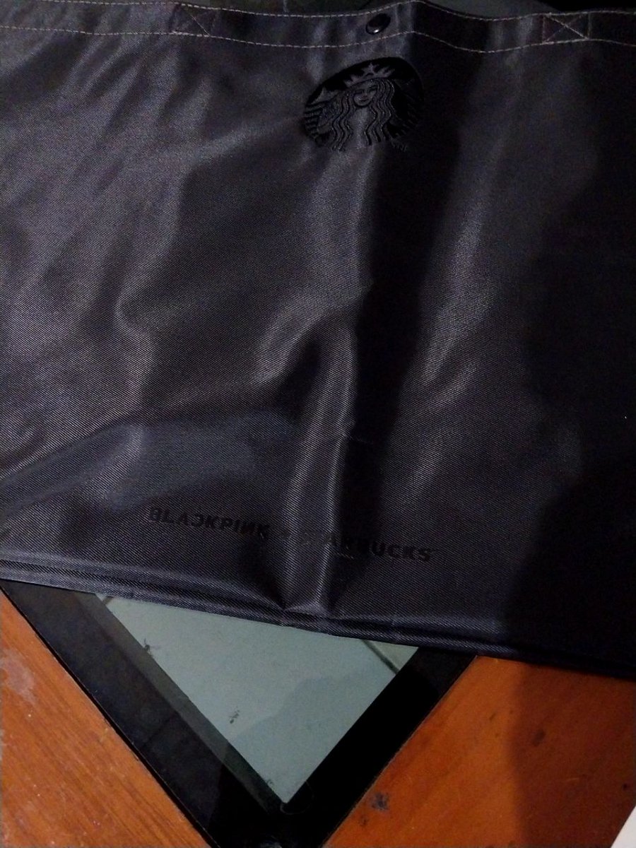 martwinda's tweet photo. TOTEBAG BLACKPINK X STARBUCKS, only 1 PCS. GRAB THIS ONE, NOWWWWW! 

COD: Jakpus / Jaksel. E-commerce: Tokopedia only ya! Price? DM me. Cakep bgt help 🫶🏻🥰🫶🏻🥰 https://t.co/9Qj18o84Yf