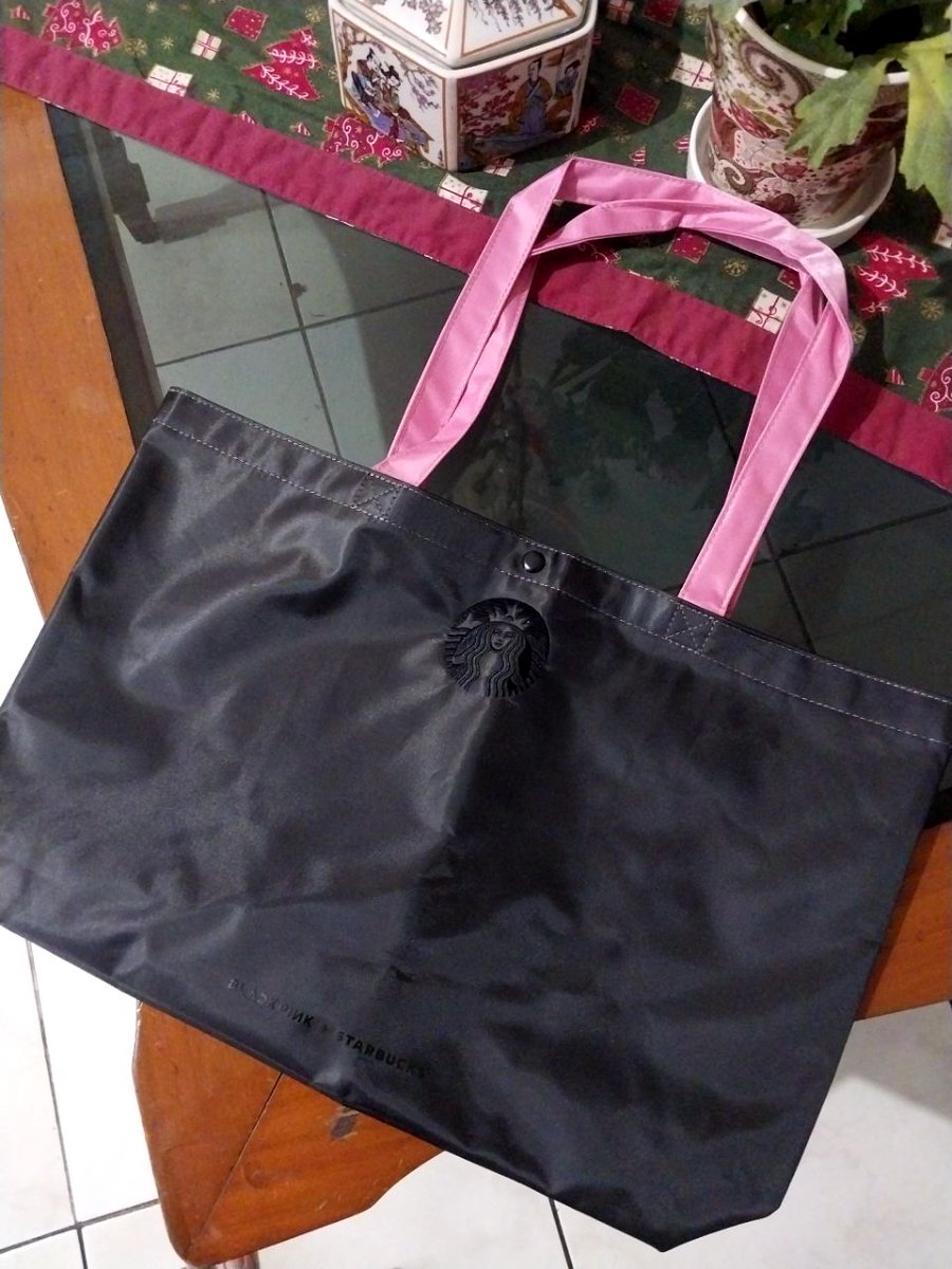 martwinda's tweet photo. TOTEBAG BLACKPINK X STARBUCKS, only 1 PCS. GRAB THIS ONE, NOWWWWW! 

COD: Jakpus / Jaksel. E-commerce: Tokopedia only ya! Price? DM me. Cakep bgt help 🫶🏻🥰🫶🏻🥰 https://t.co/9Qj18o84Yf