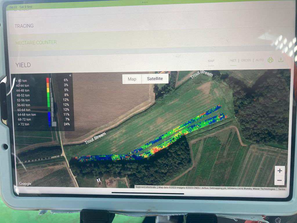 JeremyLeadley's tweet photo. Harvester driver well impressed @jsedgwick67 @potatosolutions @AVRmachinery https://t.co/GfN2Ub3eZH