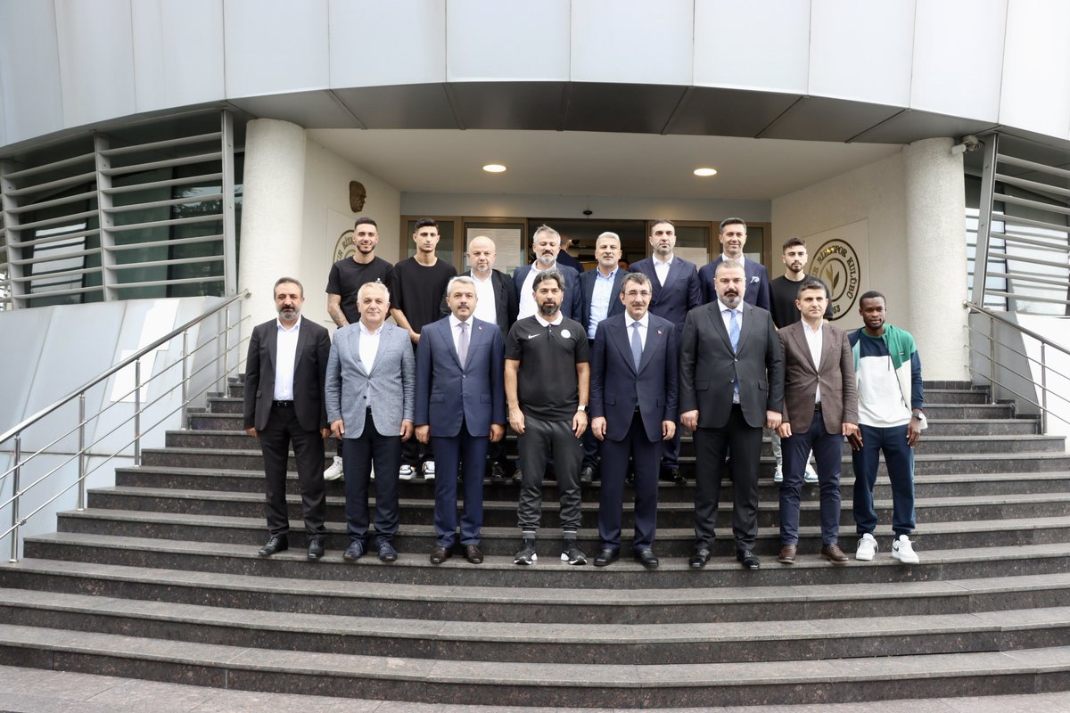 RizeVali's tweet image. Cumhurbaşkanı Yardımcımız Sayın @_cevdetyilmaz, Rize programının ikinci gününde Valimiz @ihsanselimb ve beraberindeki heyetle birlikte @CRizesporAS tesislerini ziyaret etti. Ziyarette; Cumhurbaşkanı Yardımcımız’a Kulüp Başkanı İbrahim Turgut tarafından #atmaca maketi ve üzerinde