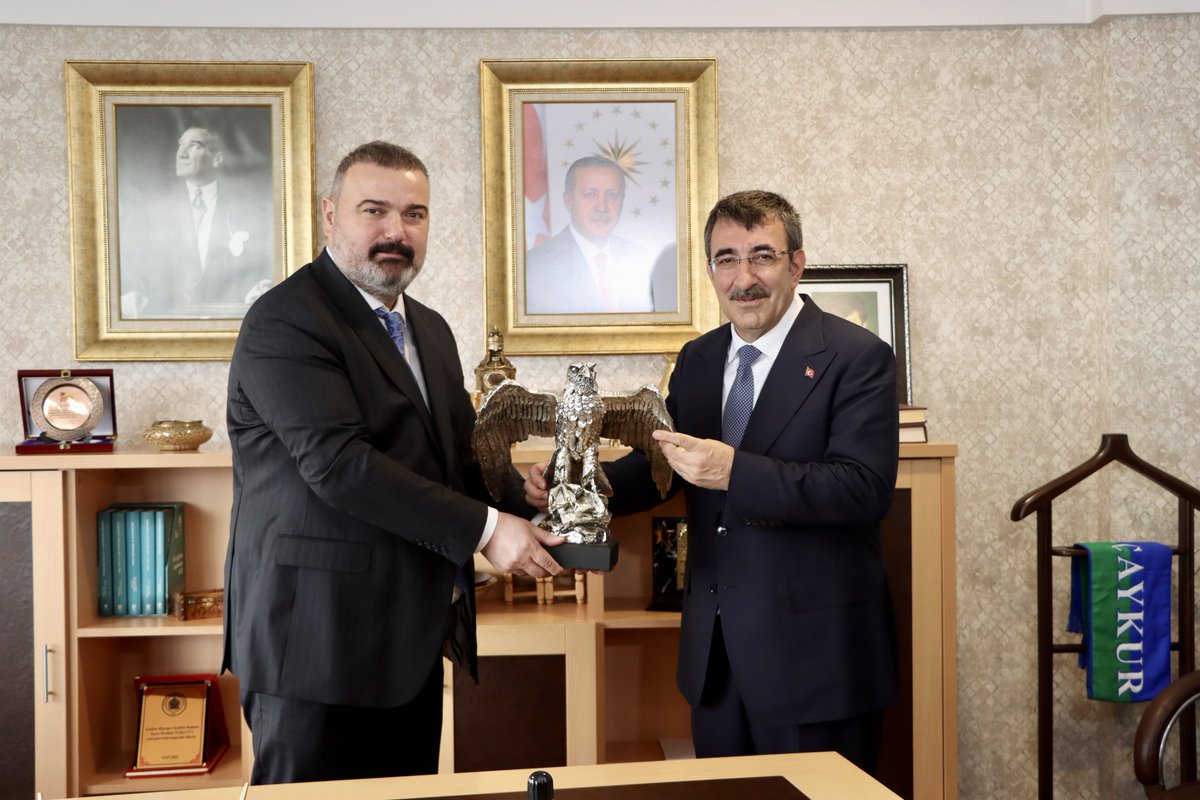 RizeVali's tweet image. Cumhurbaşkanı Yardımcımız Sayın @_cevdetyilmaz, Rize programının ikinci gününde Valimiz @ihsanselimb ve beraberindeki heyetle birlikte @CRizesporAS tesislerini ziyaret etti. Ziyarette; Cumhurbaşkanı Yardımcımız’a Kulüp Başkanı İbrahim Turgut tarafından #atmaca maketi ve üzerinde