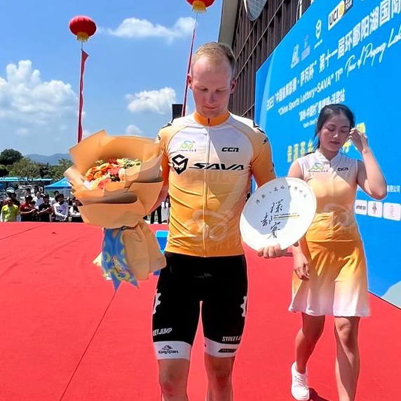 After yesterday's sixth place for @NilsSinschek in the opening stage, it's a 🥉 for @Jesper_Rasch in today's second stage of the Tour of Poyang-Lake! 👏🏻 Jesper won the bunch sprint, but unfortunately two riders managed to stay away... 🥺 #RideToWin #TourofPoyangLake 🇨🇳