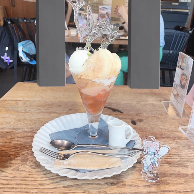 今年の夏はひたすら桃パフェ食って終わりました!ちょ〜かわいいアクスタは組長さん 