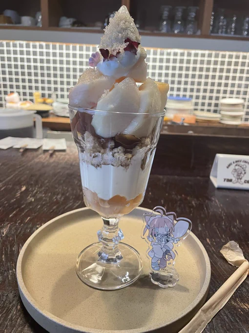 今年の夏はひたすら桃パフェ食って終わりました!ちょ〜かわいいアクスタは組長さん 