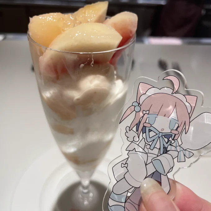 今年の夏はひたすら桃パフェ食って終わりました!ちょ〜かわいいアクスタは組長さん 