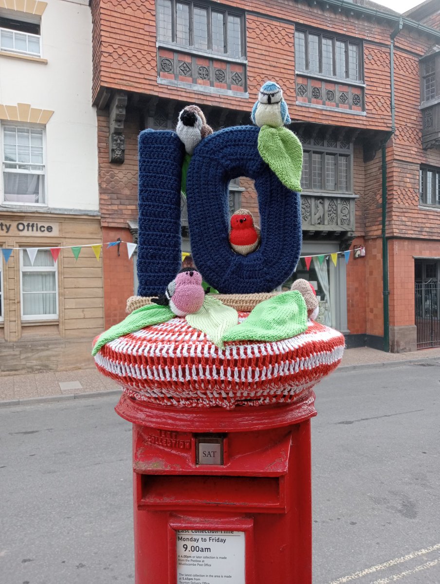 Wiveysqpostbox's tweet photo. 10 Parishes Festival #wiveliscombe #postboxesofinstagram #yarnbombing https://t.co/gL1hnUfntV