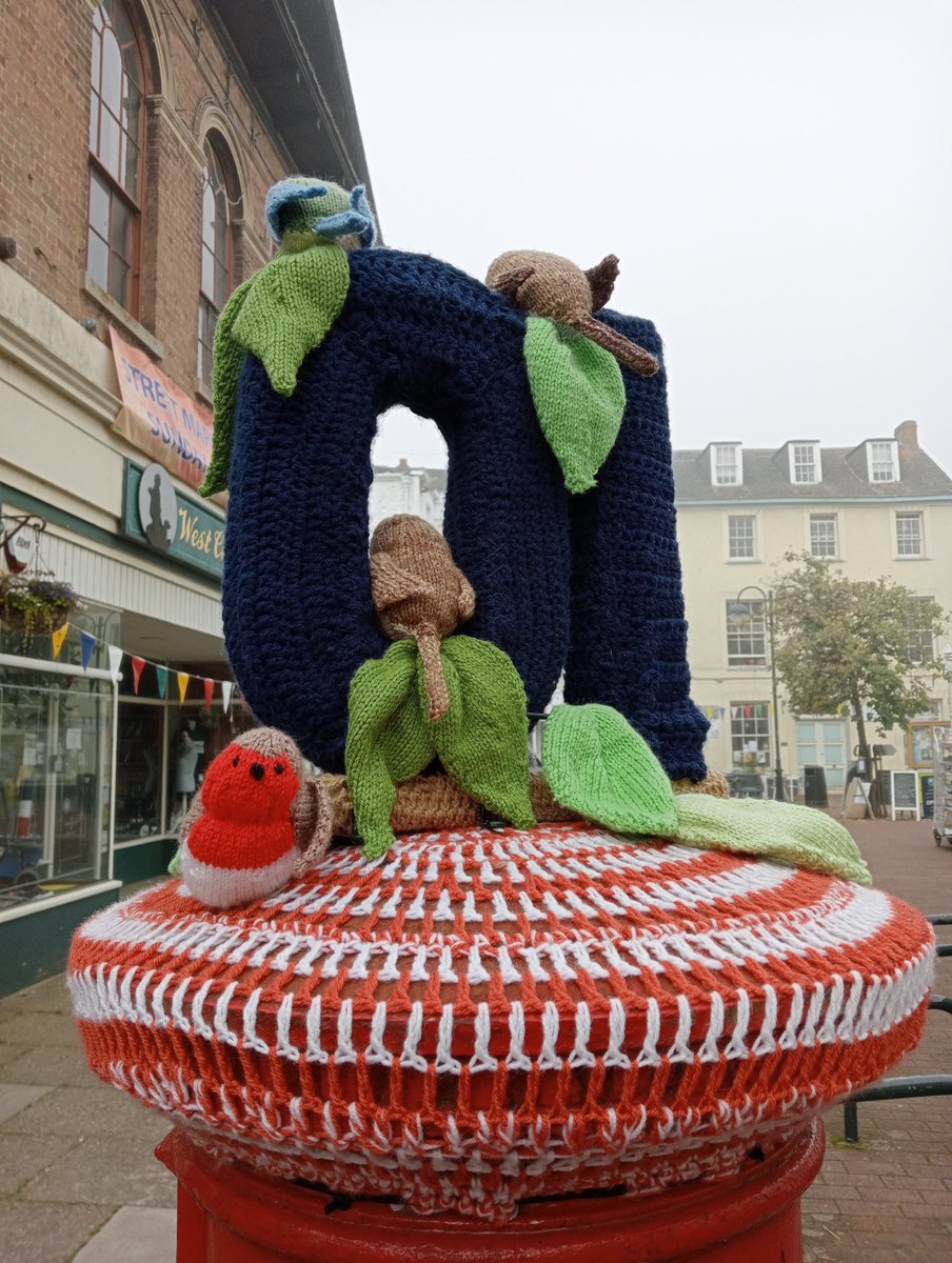 Wiveysqpostbox's tweet photo. 10 Parishes Festival #wiveliscombe #postboxesofinstagram #yarnbombing https://t.co/gL1hnUfntV
