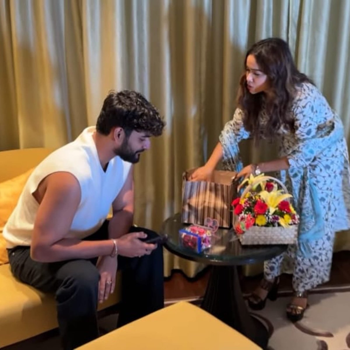 BollySpy's tweet photo. #AbhishekMalhan and #ManishaRani's heartwarming reunion, complete with a special '#Abhisha' cake and a gift, is a testament to their incredible bond. 💖✨
#AbhishaReunion #abhishasoulmates https://t.co/8ayBrclgQE