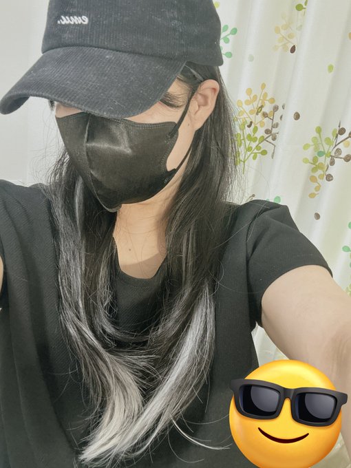 念願のウィッグ買った!まだボサボサだけど今度柔軟剤とシャンプーしてサラサラにする!あとウィッグ被るの難しすぎて眉毛薄くなっちゃいましたそれにしてもめちゃ可愛いな… 